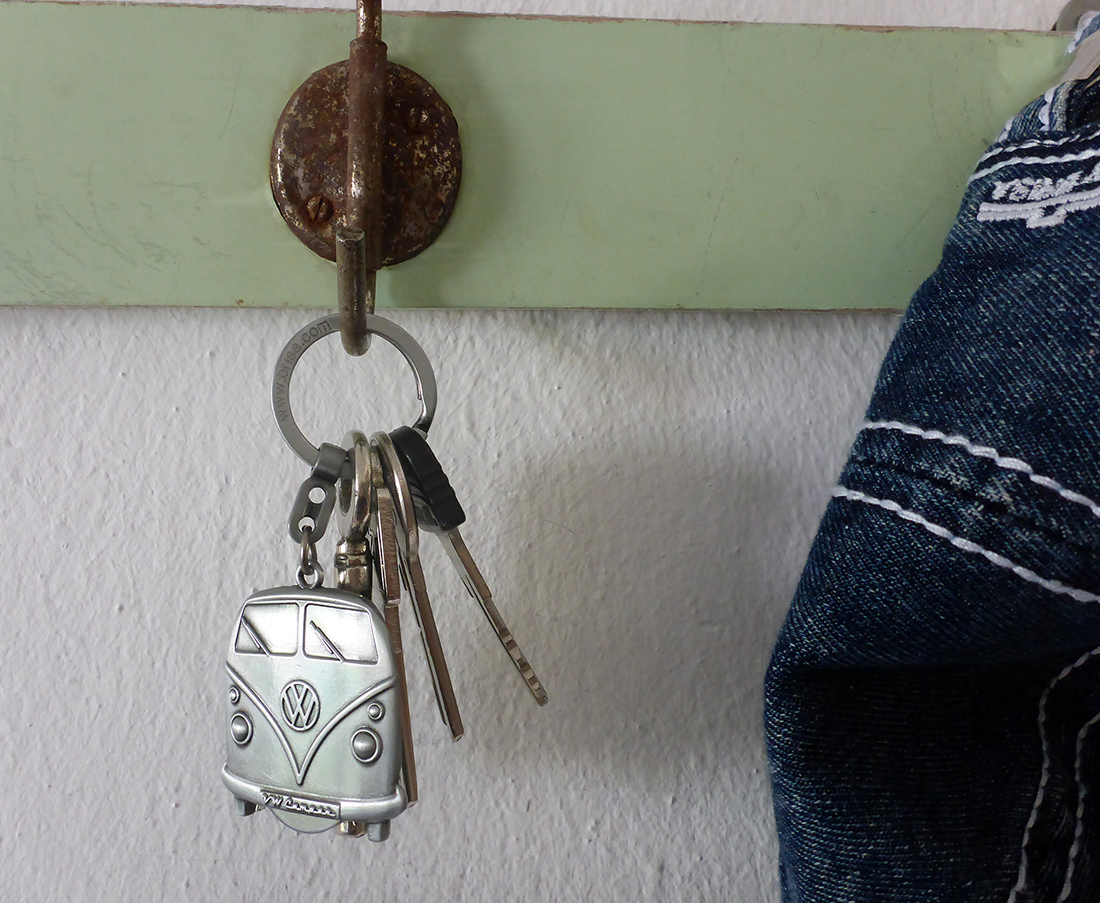 VW T1 BUS KEY HANGER WITH SHOPPING CAR CHIP IN GIFT BOX, SET OF 12 IN DISPLAY - ANTIQUE SILVER OPTICS